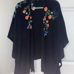 BLACK WITH FLORAL PRINT KIMONO